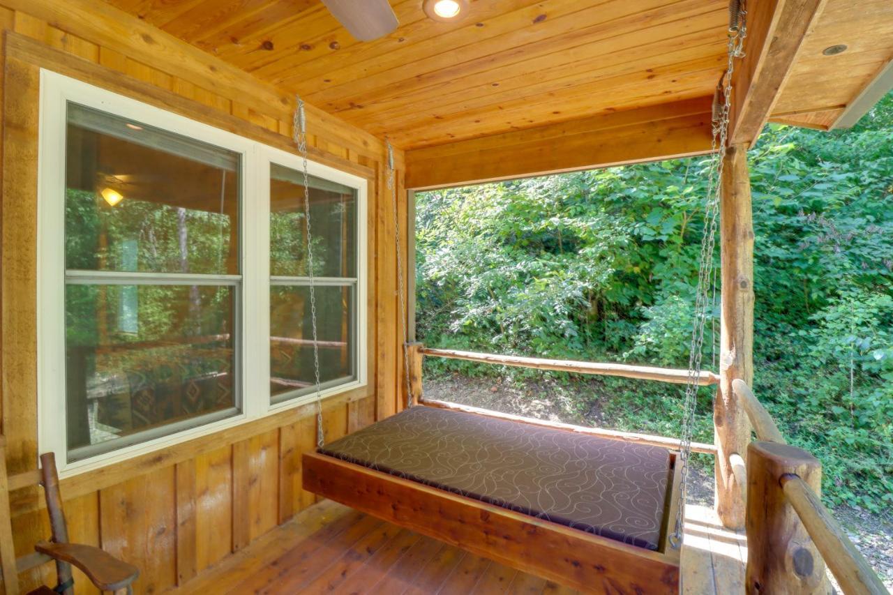 Romantic Mountain View Cabin Rental Near Downtown! 外观 照片